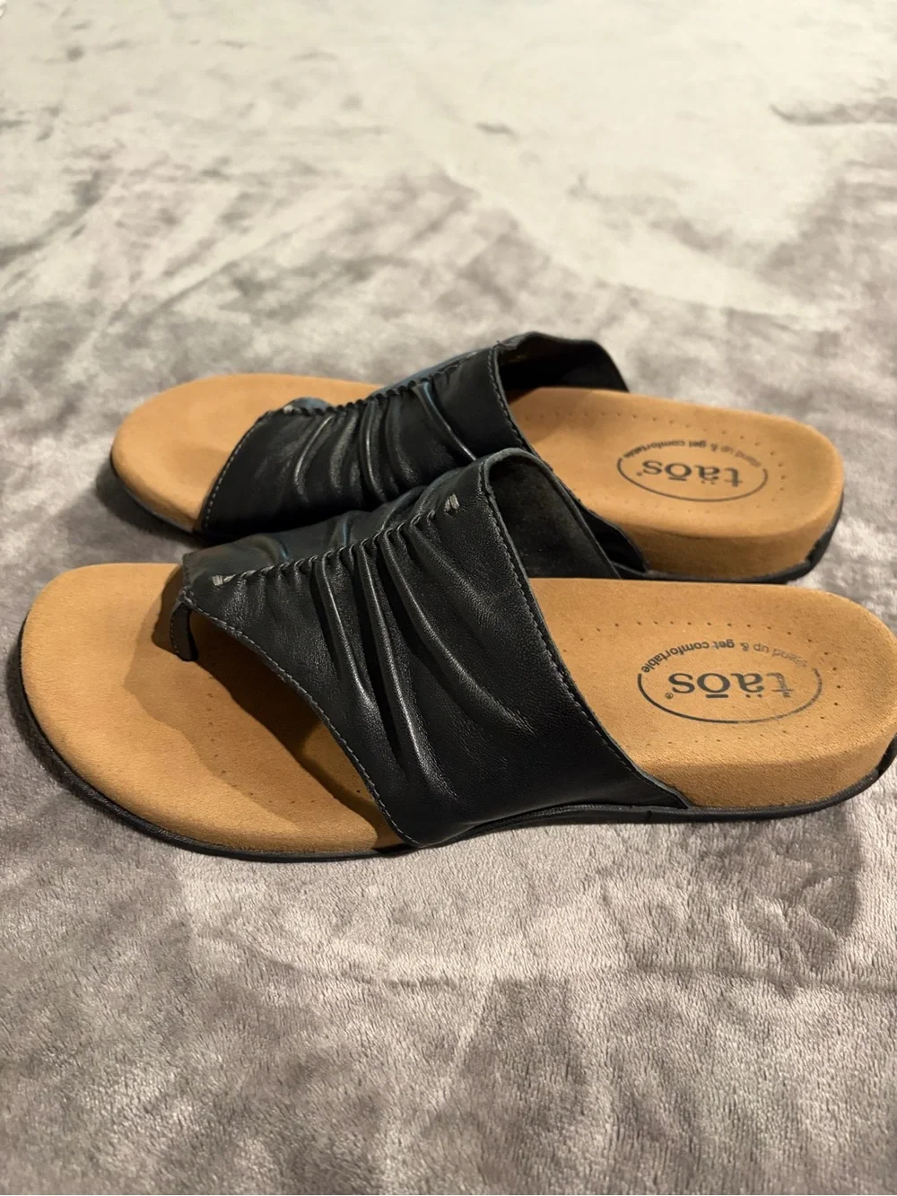 Taos Footwear Black Leather Ruched Toe-Post Sandals